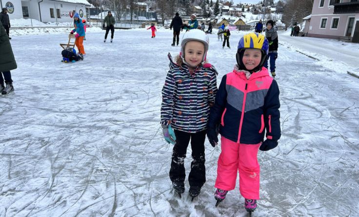 Lea und Marie macht das Eislaufen in Langschlag viel Freude! (Foto: privat)