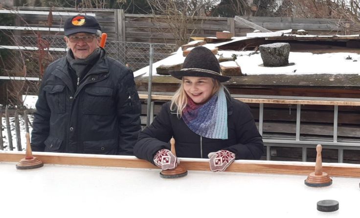 Auch bei Kindern kommt die Mini-Eisbahn, die sogar Flutlicht hat, gut an. (Foto: privat)