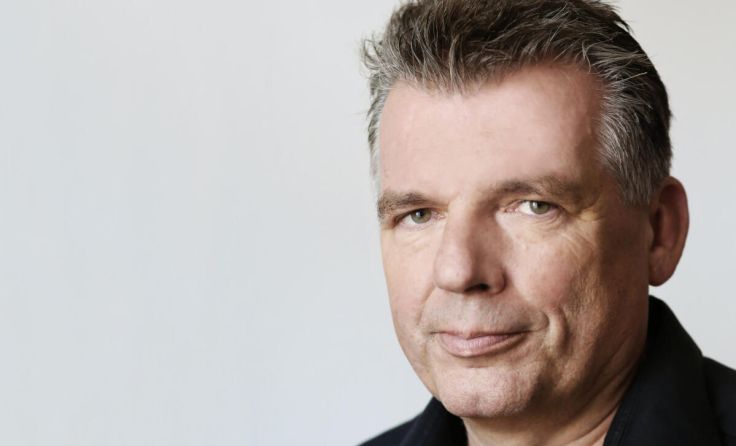 Thomas Baum liest in Hirschbach aus einem spannenden Krimi. (Foto: Reinhard Winkler)