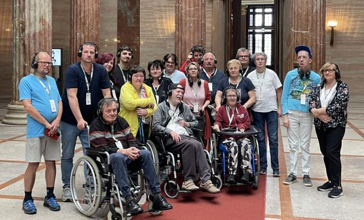 Die Besucher aus Grein waren beeindruckt vom Hohen Haus. (Foto: Lebenshilfe Grein)