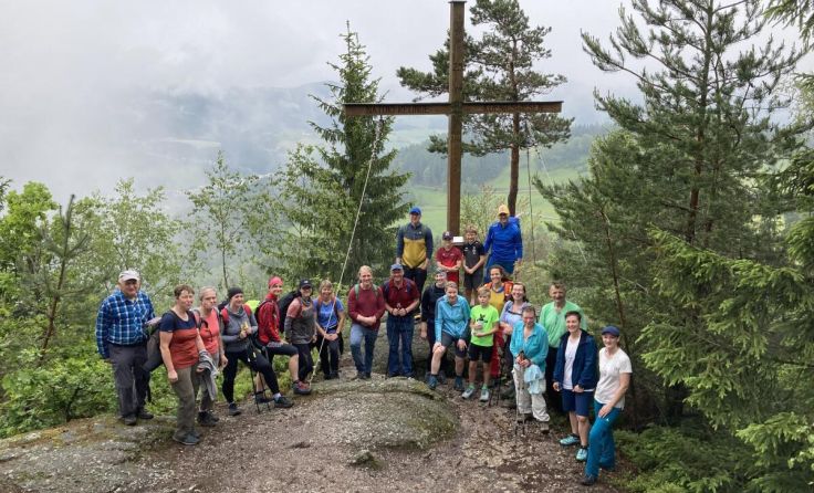 Zwischenstopp beim Gipfelkreuz am Hansberg (Foto: Jugendtankstelle)