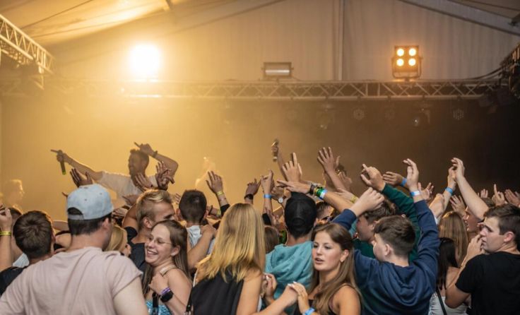Top-Musikgruppen und DJs sorgen in Schönau für beste Zeltfest-Stimmung. (Foto: HausiFLo)