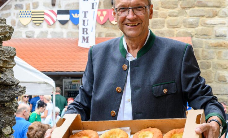 Obmann Gerhard Wimbauer wartet mit vielen Krapfen auf die Gäste. (Foto: privat)