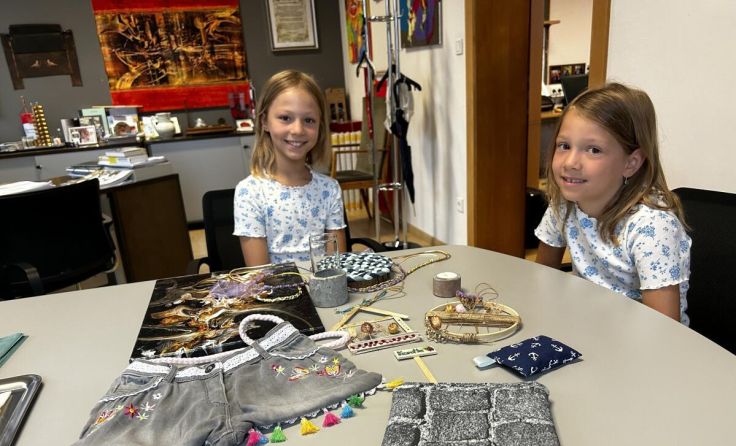 Anna und Nela Edthaler freuen sich auf viele Kunden an ihrem Verkaufsstand. (Foto: Stadtamt Perg)