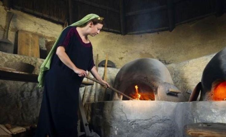 Die Besucher können Fladenbrot backen und frisch aus dem Ofen genießen. (Foto: Imago Nuntius)