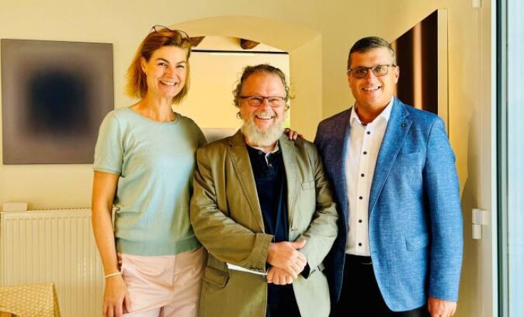 Eva Maria Manner mit Robert Oltay und Regionalmanager Manfred Hinterdorfer (v. l.) (Foto: privat)
