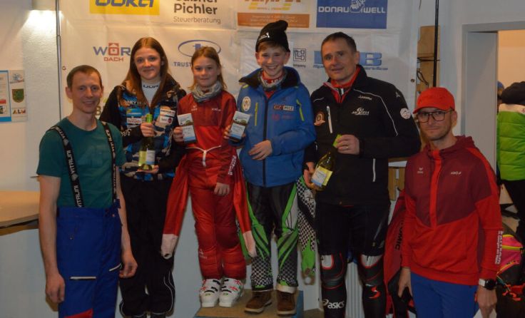 Strahlende Gesichter bei der Siegerehrung des Nachtslaloms. (Foto: Kevin Freinschlag)