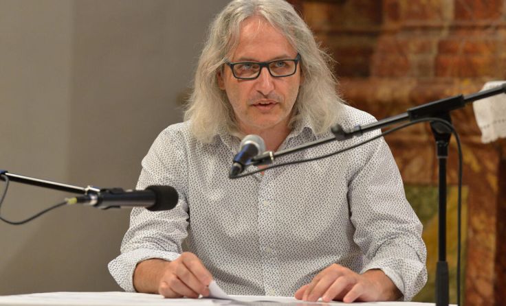 Günter Kowatschek moderiert das Lesefest. (Foto: Josef Dolzer)