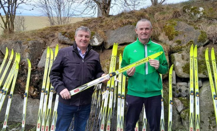Hans Hinterreiter übergab die 13 Langlaufsets an Sportlehrer Reinald Ittensammer. (Foto: privat)