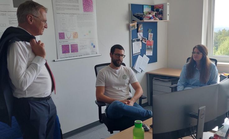 Doktoratsstudierende schilderten dem Landeshauptmann ihren Forschungsschwerpunkt. (Foto: Greindl)