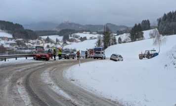 Kollision auf schneeglatter Fahrbahn in Schönau