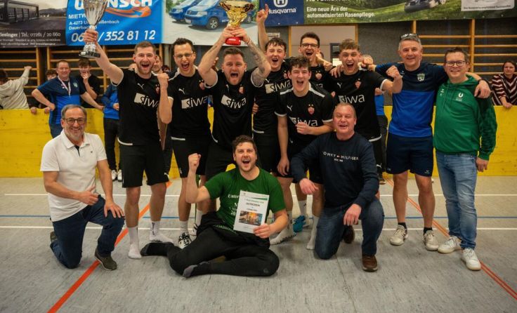 Jubelte über den Ortskaiser-Titel: das Team AS Koma mit Gratulanten (Foto: Union Unterweißenbach)