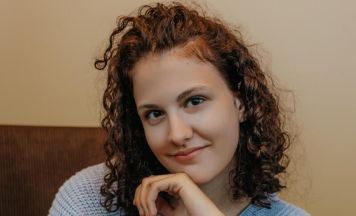 Vom Pausemodus zur Podcasterin: Helene (18) inspiriert mit leisem Zwischenton