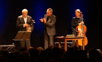 Von den Tätern der Menschenhatz: stehende Ovationen für Klaus Maria Brandauer im Donausaal