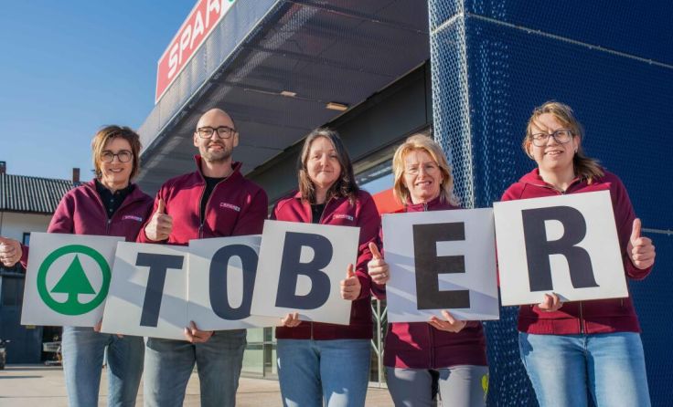Tomas Tober mit seinem Team in St. Oswald bei der Eröffnung des Spar-Supermarktes (Foto: Spar)