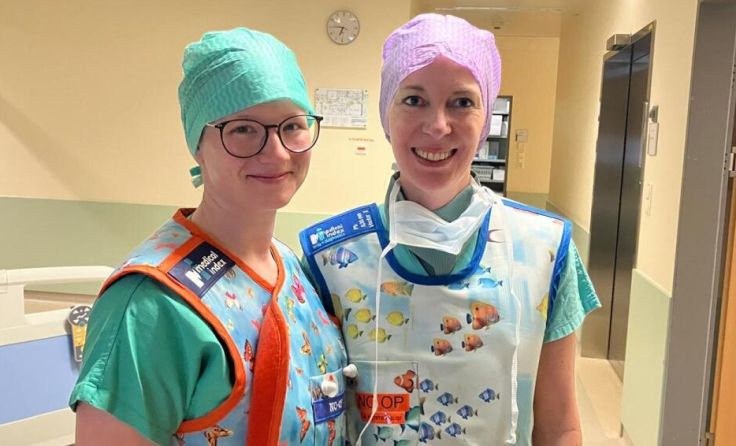 Eva Himmelbauer (r.) kur vor einer Operation mit einer Assistenzärztin (Foto: privat)