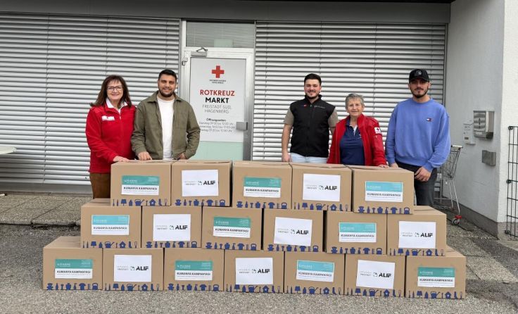 Übergabe der gesammelten Waren an der Rotkreuz-Markt Hagenberg (Foto: Alif-Jugend Freistadt)