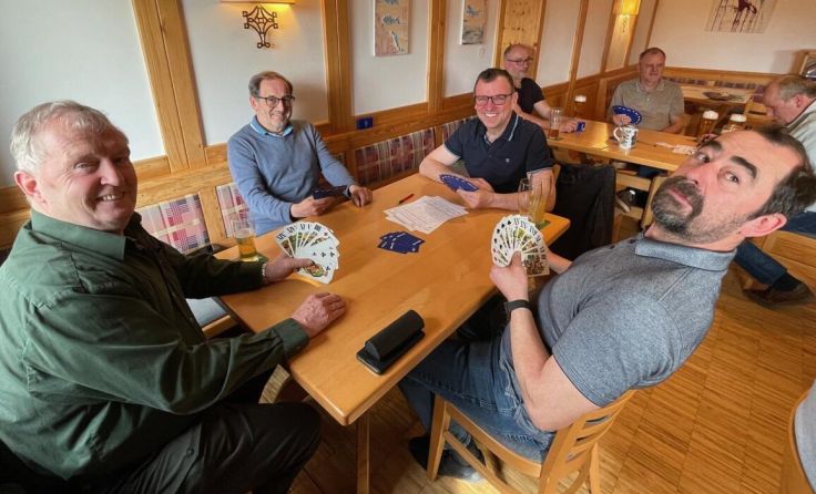 Ein gutes Blatt, Glück und Strategie waren beim Bürgermeister-Tarock vonnöten. (Foto: privat)