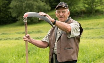 Fürs Sensenmähen braucht der Brawinkler (84) a guate Schneid’ und viel Leidenschaft 