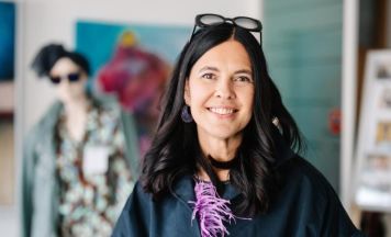 Gabi Pum verbindet in St. Oswald nachhaltiges Mode-Shopping mit Kunst