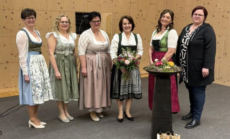 Bezirksbäuerin Johanna Miesenberger (3. v. r. ) und ihr Team (Foto: privat)