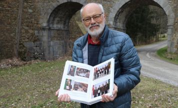 Herbert „Presto“ Preslmaier präsentiert das Waldburger Jahrbuch 2025