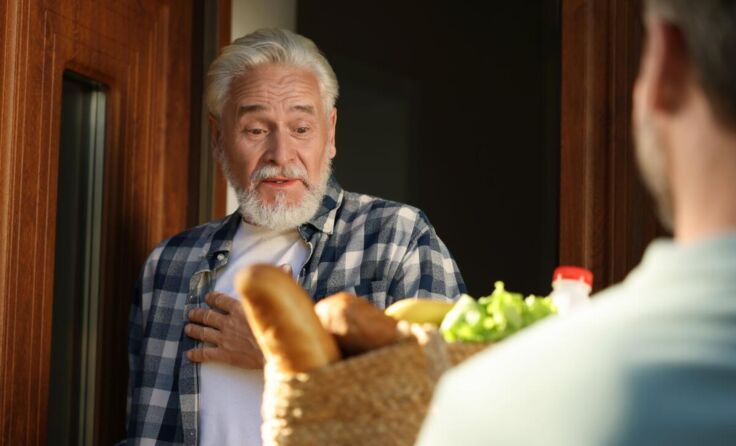 Diskutiert werden Fragen wie "Wer kümmert sich im Alter um mich?" (Foto: New Africa/Adobe Stock)