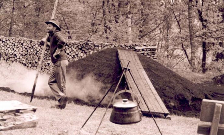 Nach 20 Jahren raucht wieder ein Kohlemeiler am Großdöllnerhof. (Foto: Naturpark Mühlviertel)