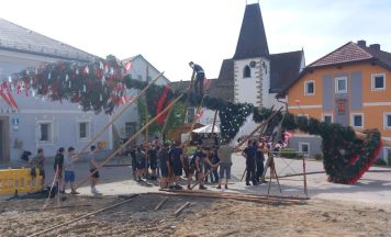 Am Staatsfeiertag stehen in Schönau die Maibaumdiebe vor Gericht