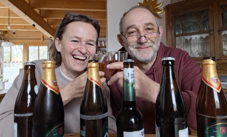 Ursula Wenko und Casimnir Paltinger gestalten die literarische Bierreise. (Foto: privat)