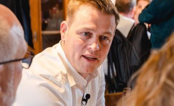 Leidenschaftliche Wirtshausdiskussion mit Landesrat Stefan Kaineder in Pregarten