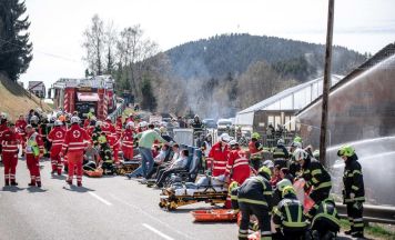 Brand im Sägewerk: Mehr als 200 Einsatzkräfte bei Feuer-Szenario in Unterweißenbach