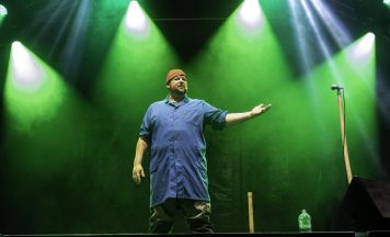 Hons im Glück feiert OÖ-Premiere in der Bruckmühle Pregarten