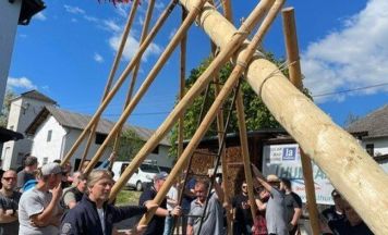 In Schlag braucht es traditionell Muskelkraft zum Maibaumaufstellen