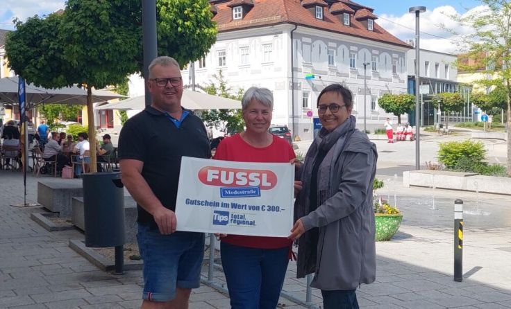 Gerhard und Heidi Friedl mit Glücksengerl Claudia Greindl (v. l.) (Foto: Caroline Greindl)