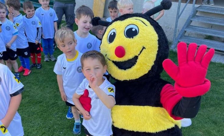 Die Kinder trafen Sumsi und schnupperten Stadionluft. (Foto: Raiffeisen Aist)