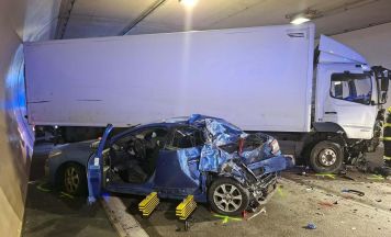 Pkw mit vier Insassen kollidierte im Tunnel Götschka mit Lkw