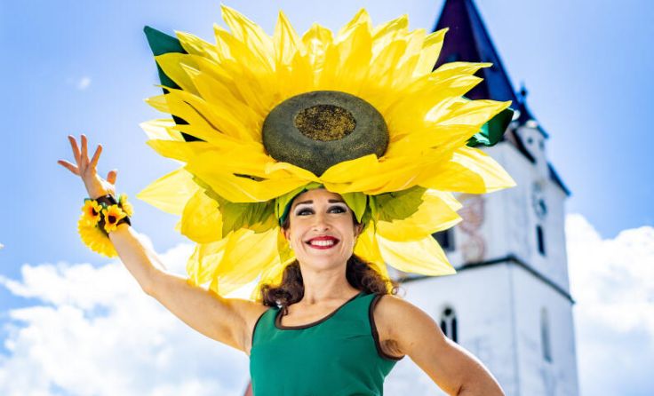 Maria Gschwandtner als Sonnenblume auf Stelzen (Foto: wildbild)