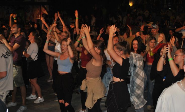 Der 60-er des Aiserfests wird mit viel Musik und Stimmung gefeiert. (Foto: Magdalena Hinterholzer)