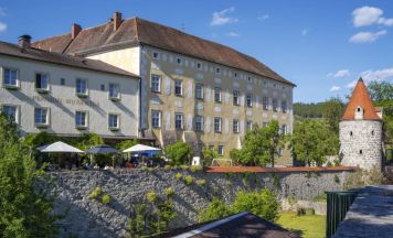 Mundart, Musik und Genuss im Freistädter Kräuter-Wort-Garten