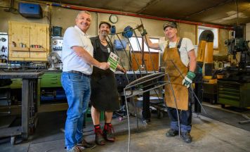 Kunstwerk mit tanzenden Stühlen zum Fest der Volkskultur in Bad Zell nimmt Gestalt an