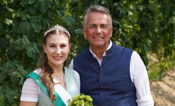 20 Jahre Eder Bräu: Neue Hopfenkönigin beim Jubiläumsfest in Pregarten gekrönt