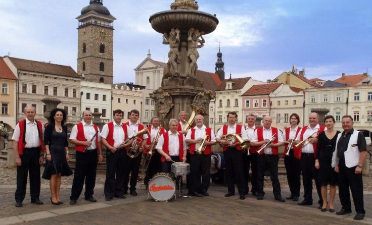 Die südböhmische Blaskapelle Budvarka sorgt in Buchers für Stimmung. (Foto: b)