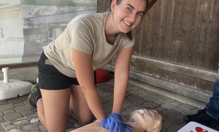 Wandern und helfen lernen: Reanimation und Laiendefibrillator (Foto: OÖRK UWB)