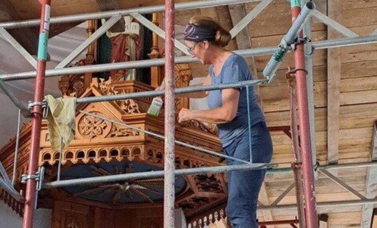 Aufwändige Säuberung mit Pinsel und Schwämmchen (Foto: privat)