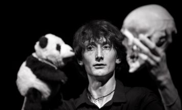 Puppentheater mit Knochen und schwarzem Humor