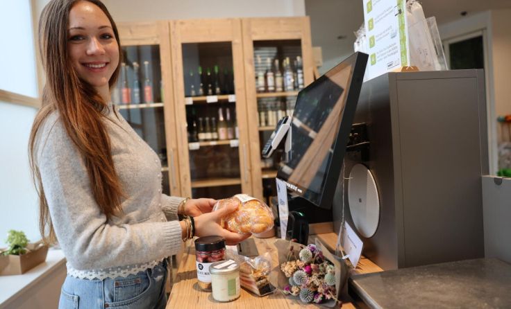 Die neue SB-Kasse macht Barzahlen noch sicherer. (Foto: Pehböck/Aichinger)