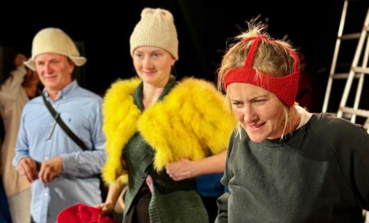 Alice begegnet auf der Greiner Theaterbühne wundersamen Wesen. (Foto: Dilettanten Grein)