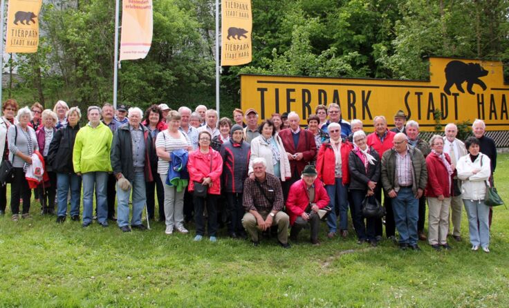 Ausflugsgruppe vor Schloss Salaberg/Eingang Tierpark