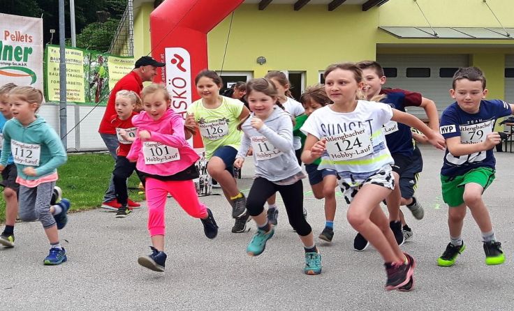 Konzentrierte Anspannung beim Start der Kinder-Gruppe